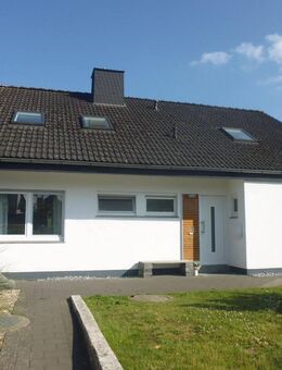 Großzügiges Zweifamilienhaus mit Vollkeller und großem Garten in Detmold - Detmold