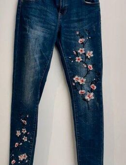 Hailys Jeans mit Strass und Blüten Stickereien Größe S - Kempten (Allgäu)