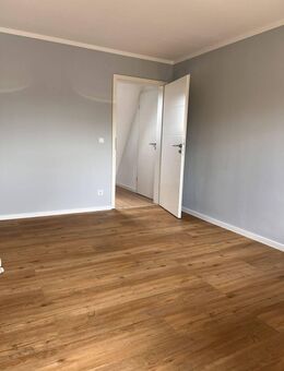 !Provisionsfrei! Charmantes Zweifamilienhaus auf großzügigem Grundstück mit viel Potenzial für zukünftige Entwicklungen. - Leopoldshöhe