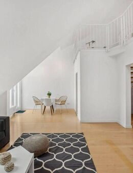 Helle 2,5-Zimmer-Galeriewohnung, möbliert, Südbalkon (Vermietung auf Zeit, all inclusive) - München