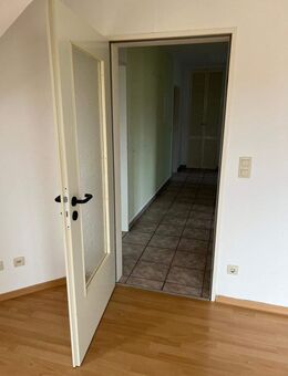 Wohnen über den Dächern: Helle 3-Zimmer-Dachgeschosswohnung mit Sonnenbalkon! - Osnabrück
