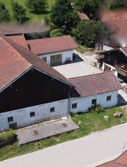 Historischer Dreiseithof mit Bauernhaus in idyllischer Weilerlage am Stadtrand von Pfarrkirchen - Pfarrkirchen