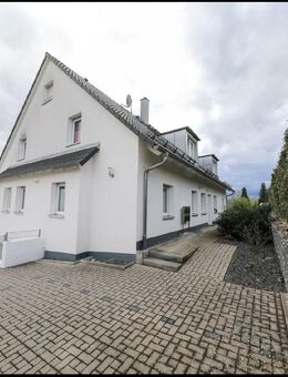 Moderne Erdgeschosswohnung mit Balkon, Carport und Stellplatz in ruhiger Lage von Leinburg - Leinburg