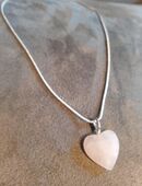 Rosenquarz mattiert Anhänger in Herzform an 42 cm langer 925 Sterlingsilberkette mit Karabinerverschluss in 66987