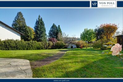 Einfamilienhaus mit zusätzlichem Baurecht auf großem Parkgrundstück - mit Panoramaaussicht - mit großem Indorpool