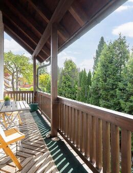 MÜNCHNER IG: Helle Maisonette über 2 Etagen vom 1. OG ins 2. OG mit Balkon - charmant & großzügig - Planegg