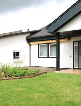 Gemütlicher Bungalow mit drei Garagen und herrlichem Garten Denkendorf/ Gelbelsee - Denkendorf (Bayern)