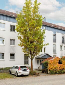 Attraktive Kapitalanlage in Weiden: Gepflegte 2-Zimmer-Dachgeschosswohnung mit Balkon und Tiefgarage - Weiden (Oberpfalz)