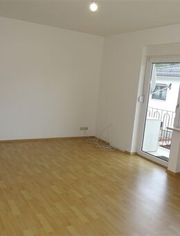 Gilching: besondere 2,5 Zi.-Whg im 4 Fam.-Haus m. Blk., frei + gr. Garage - Gilching