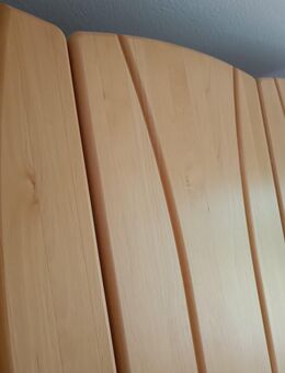Schlafzimmer Möbel wertig, Buche massiv, Bett, Komm., Nachttische - Ölbronn-Dürrn