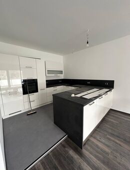 RS-Innenstadt Stilvoll sanierte 5-Zimmer-Maisonettewohnung mit Altbaucharme und EBK - Remscheid