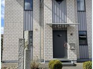 TOPZUSTAND - Solide vermietet: Moderne Haushälfte in ruhiger Stadtrandlage mit sonniger Westterrasse - Husum (Schleswig-Holstein)