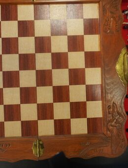 Schachkassette aus Holz, Vintage mit asiatischen Schnitzmotiven - München