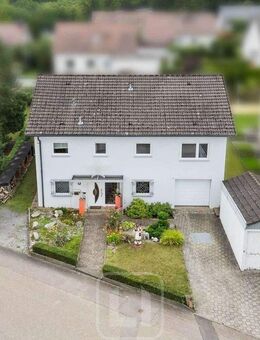 Wohlfühloase mit Stil | Einfamilienhaus | 205?m² Wohnfläche | Traumgarten & Terrasse | 2 Garagen - Wiernsheim