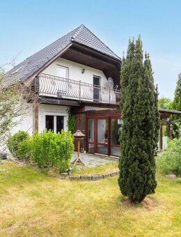 Einbauküche, Wintergarten, Kamin, Balkon, Carport usw.: Bahnhofsnahes Einfamilienhaus in Rehfelde - Rehfelde