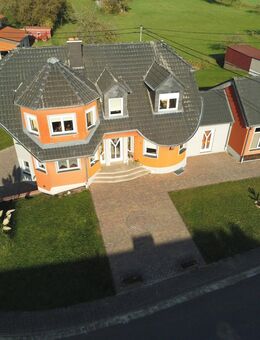 Grßes Wohnhaus mit Einliegerwohnung - Gewerbebereich und Doppelgarage - Perl