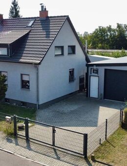 Einziehen und wohlfühlen! Moderne Doppelhaushälfte mit Garten und großer Garage zu verkaufen! - Halle (Saale)