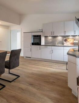 Moderne 3-Zimmer-Eigentumswohnung mit viel Charme und tollem Blick auf den Husumer Schlosspark. - Husum (Schleswig-Holstein)