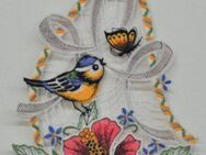 Stickereien Plauen Fensterbild Vogel mit Hibiskus