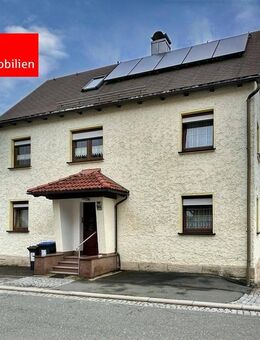 Doppelhaus mit schönem Garten, 3 Garagen und praktischer Werkstatt - Frankenblick