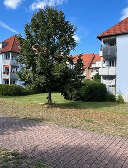 Attraktive 5% Mietrendite - Schöne 2RW mit Balkon, Aufzug, Stellplatz und Fernwärme - Schkeuditz