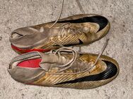 Stark abgenutzte Fußballschuhe – Mit Geschichte auf dem Platz! - Flensburg