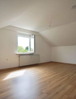 Kompakt, modern, gemütlich: 2-Zimmer-Dachgeschosswohnung frisch saniert - Schwandorf