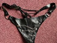 Bustier und Leder Slip getragen - Erfurt