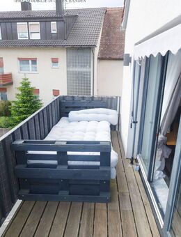 Kernsanierte, moderne 2 Zimmer-Dachstudio-Wohnung mit großen Balkon, EBK & Stellplatz in Cadolzburg - Cadolzburg