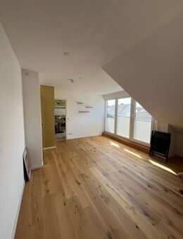 ZU VERMIETEN: Frisch renovierte 2-Zimmer-Dachgeschosswohnung mit Stellplatz und Balkon in ruhiger Lage von Bad Sassendorf - Bad Sassendorf