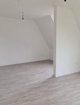 Gepflegte 4-Zimmer-Dachgeschosswohnung zu vermieten! - Duisburg