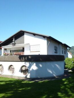 Großzügiges Wohnhaus mit Schwimmhalle in ruhiger Lage - Waldkirch