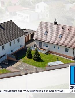 Zwei angrenzende Einfamilienhäuser auf großzügigem Grundstück - Großmehring