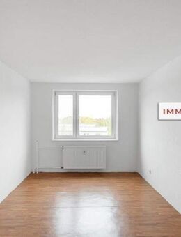 IMMOBERLIN.DE - Sonnige Wohnung mit Westloggia & Pkw-Stellplatz in ruhiger Lage - Berlin