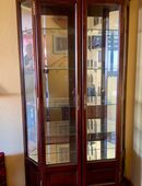 Dekorative Vitrine mit Beleuchtung, Nussbaum. in 23881