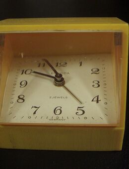 Mid-Century Vintage gelber Europa Prismenwecker verstecktes Zifferblatt mit Kippfunktion und Alarm - Oberhaching