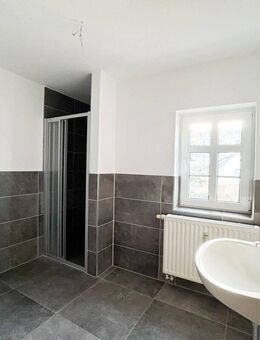 Großzügige, komplett sanierte 5-Raum-Wohnung mit zwei Bädern in Gornsdorf!! - Gornsdorf