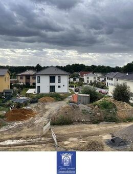 Individuell Wohnen im Erstbezug! Großes Wohnzimmer, schöner Balkon, modernes Bad! - Arnsdorf