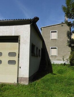 Hobbyschrauber und Handwerker aufgepasst! Einfamilienhaus mit Halle und Garagen in ruhiger Stadtlage zu verkaufen! - Reichenbach (Vogtland)