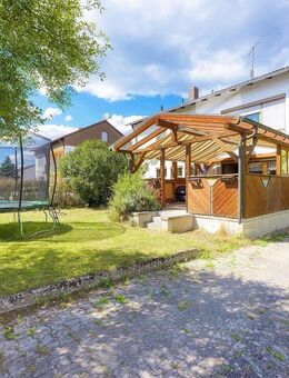 Großzügiges Zweifamilienhaus, Garagen und solider Rendite - ideal für Familien oder Kapitalanleger - Kelheim