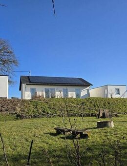 Neuwertiger Bungalow (Energie A-Plus) mit zwei sehr großen Garagen in idyllischer Ortsrandlage! - Seinsfeld