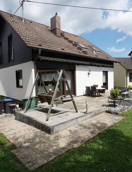 Gepflegtes, freistehendes Einfamilienhaus mit großer Terrasse, Garten, Garage mit angrenzendem Abstellraum und Pkw-Stellplatz - Wannweil