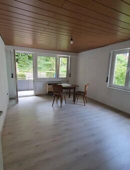 Helle 2,5-Zimmer-Wohnung mit Balkon, 2 Garagen mit einem Stellplatz und guter Lage in Ludwigsburg - Ludwigsburg