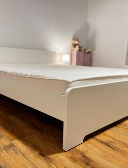 bett mit Matratze und Nachttisch (Bed and Mattress) - Darmstadt