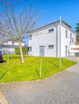 IMMOBERLIN.DE - Sehr attraktives Haus mit Sonnenterrasse, großem Garten & Garage in familiärer Lage - Wustermark