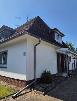 Attraktives Zweifamilienhaus mit großem Grundstück und solider Rendite in Großenkneten- Huntlosen - Großenkneten