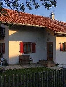 Energetisch saniertes Einfamilienhaus mit ELW, Garage, Carport und vier Außenstellpätzen in TOP-Lage - Obing