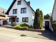 Troisdorf-Sieglar! Beste Lage! Ihr neuer Wohntraum! Freistehendes Einfamilienhaus auf großem Grundstück mit sehr großer Garage! - Troisdorf