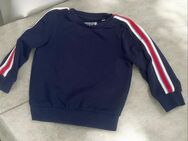 Dunkelblauer Pullover, Größe 104 - gestreifte Ärmel - Top Zustand - München Berg am Laim