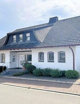 Familienfreundliche Immobilie mit Potenzial: Sehr gepflegtes Zweifamilienhaus mit Doppelgarage in Warstein-Belecke! - Warstein